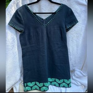 EUC- Vineyard Vines shift dress in navy blue with turquoise embroidered‎ trim